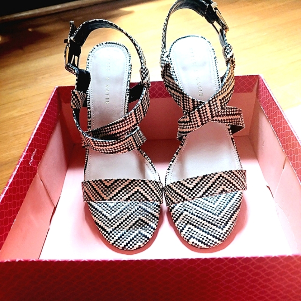 KELLY & KATIE NATURAL/BLK. WOVEN RAFFIA SANDALS (NWT)